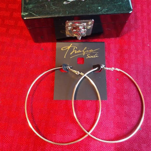 Super Cute Gold Tone Hoop Earrings - Picture 2 of 3